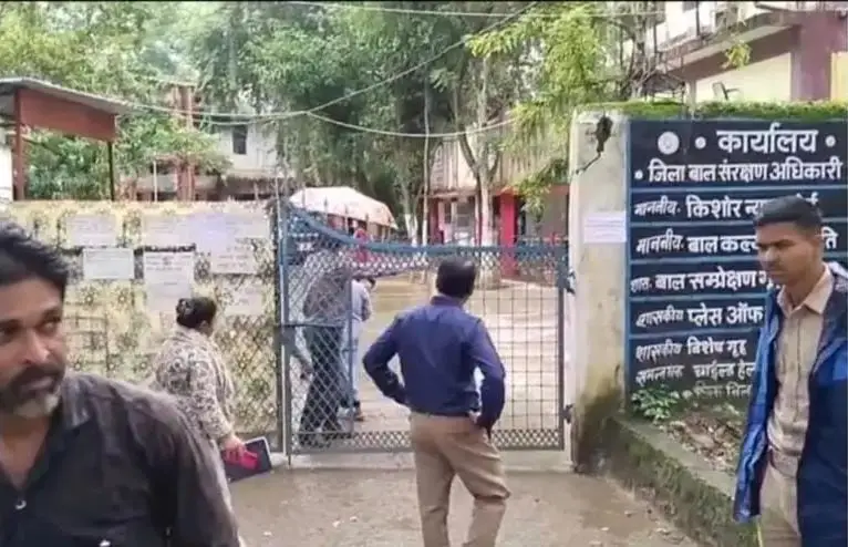 बाल संप्रेक्षण गृह की सुरक्षा फिर कठघरे में, 17 साल के किशोर की मौत से मचा हड़कंप     चौकीदार हत्याकांड और नाबालिगों के फरार होने के बाद अब परिसर में किशोर की मौत; 50 दिनों में सेंट्रल जेल के पांच बंदियों की मौत भी बनी चिंता