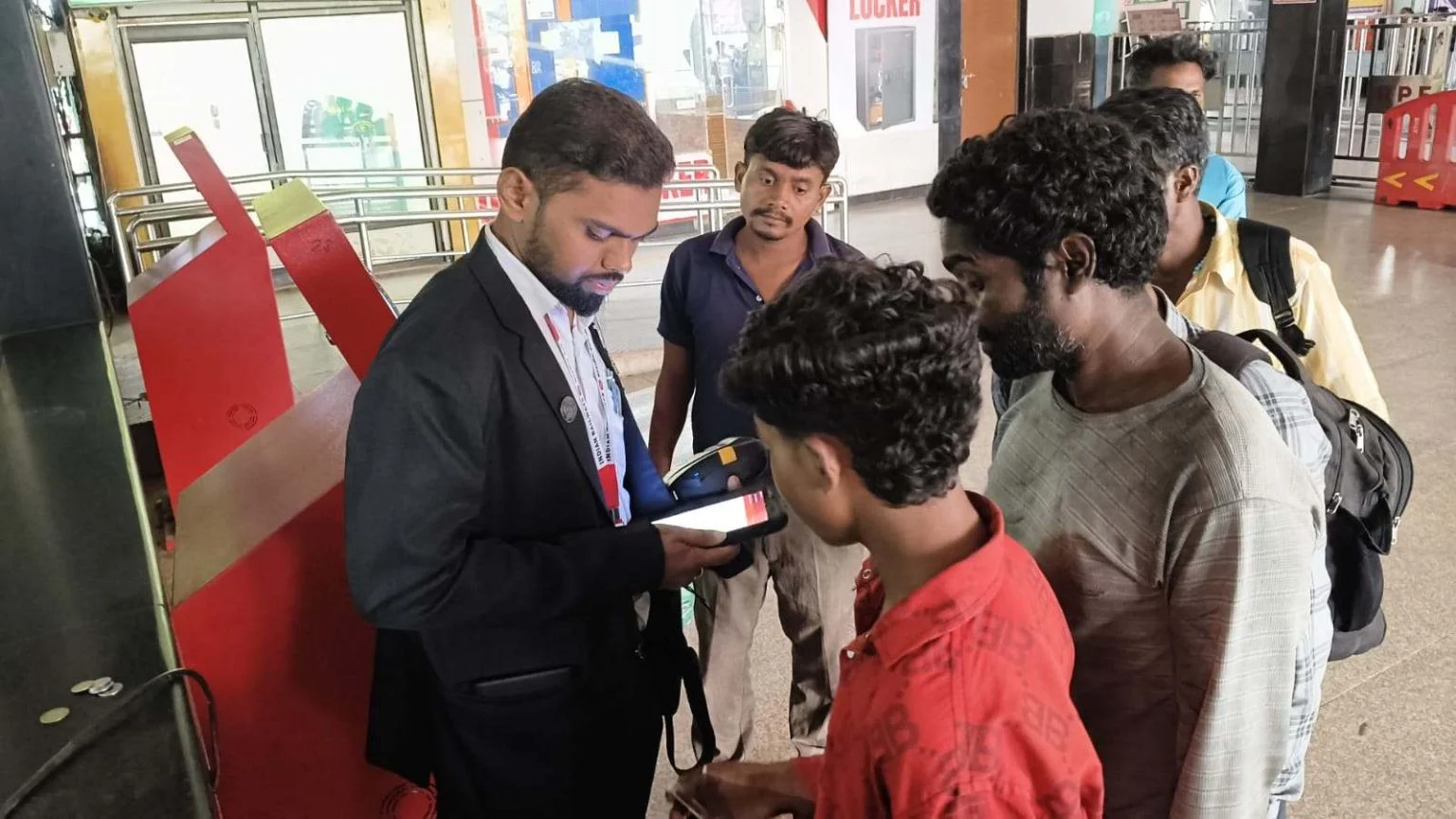 🚆 रेलवे का विशेष टिकट जांच अभियान     एक महीने में 60,822 यात्रियों पर कार्रवाई, ₹4.19 करोड़ से अधिक जुर्माना वसूला