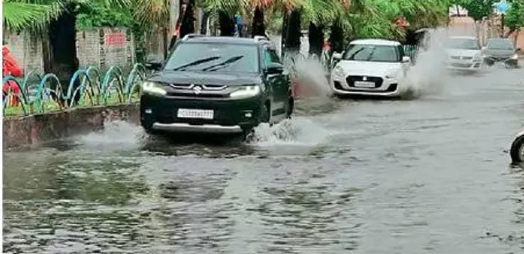 सिर्फ 120 मिनट की बारिश में बिलासपुर का स्मार्ट ड्रेनेज 'सरेंडर': तालाब बनीं शहर की प्रमुख सड़कें, गड्ढों में हिचकोले खाते रहे वाहन चालक