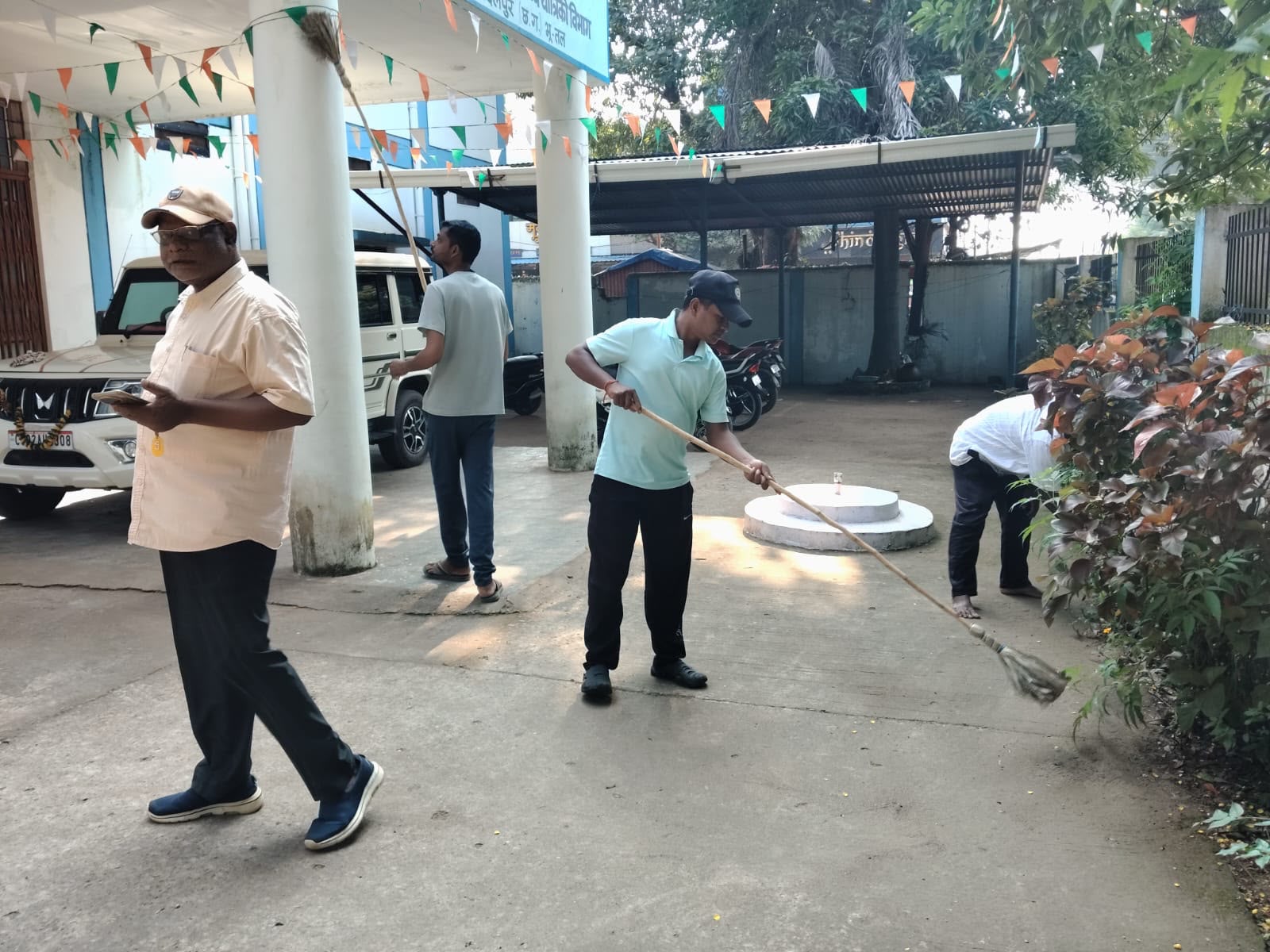 जगदलपुर के संभागीय और जिला कार्यालयों में चला सघन सफाई अभियान