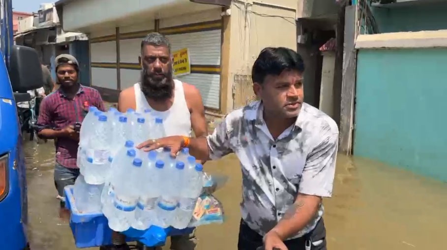 पानी चारों तरफ, लेकिन पीने को एक बूंद नहीं; बाढ़ में फंसे लोगों के लिए मसीहा बनी राहत टीम