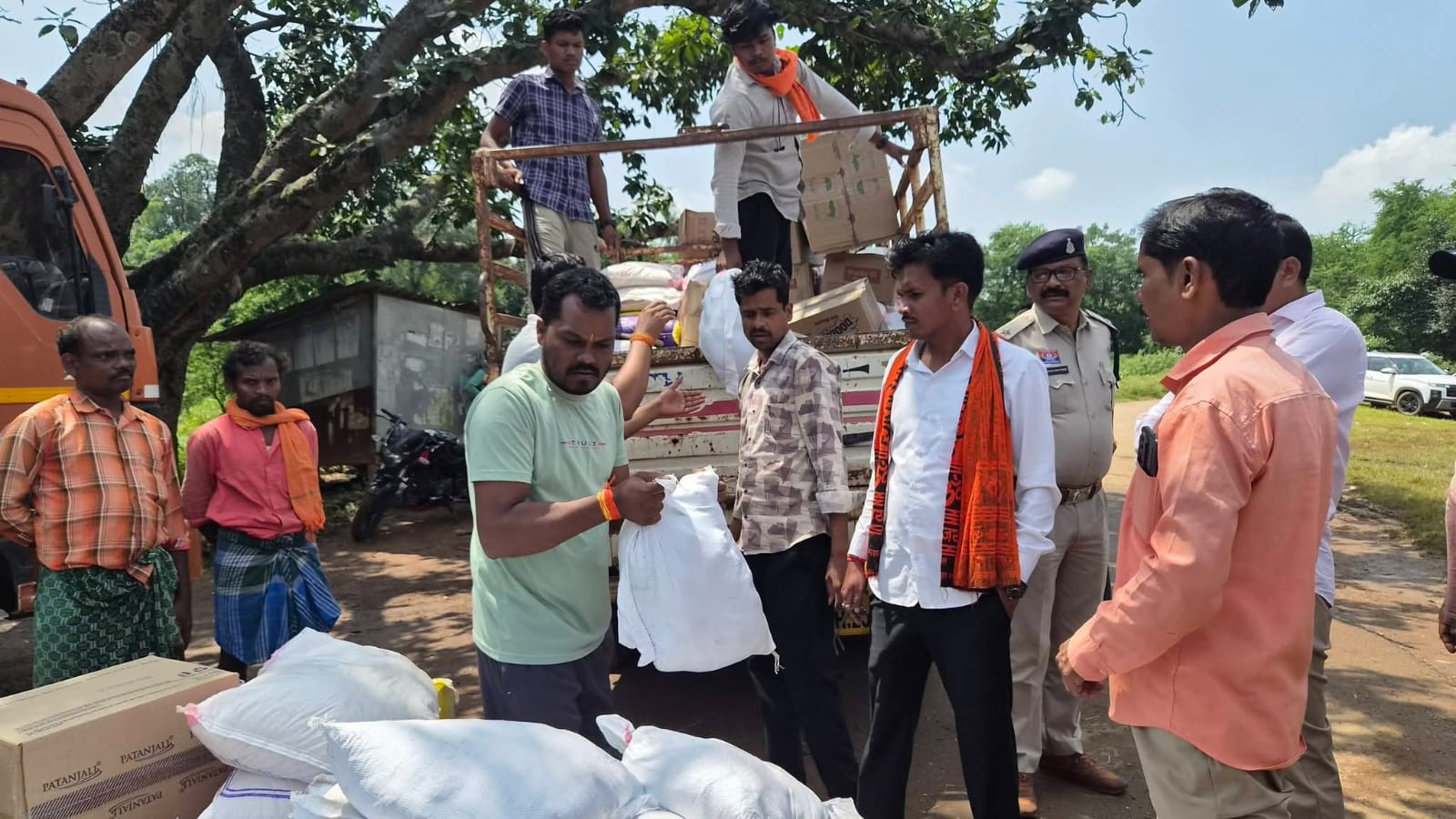 बाढ़ प्रभावित गांवों में सांसद महेश कश्यप ने पहुंचाई राहत सामग्री