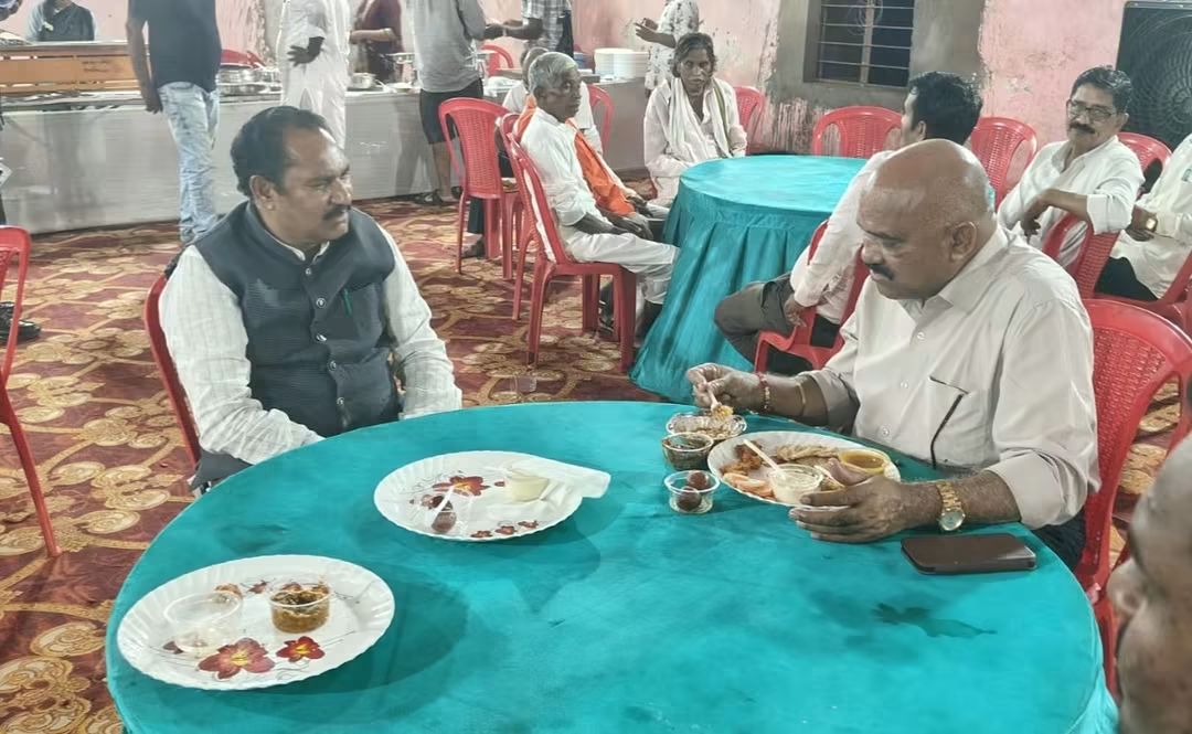 कांकेर में सियासत से परे दिखा भाईचारा, एक साथ भोजन करते नजर आए भाजपा विधायक उसेंडी और पूर्व विधायक अनूप नाग