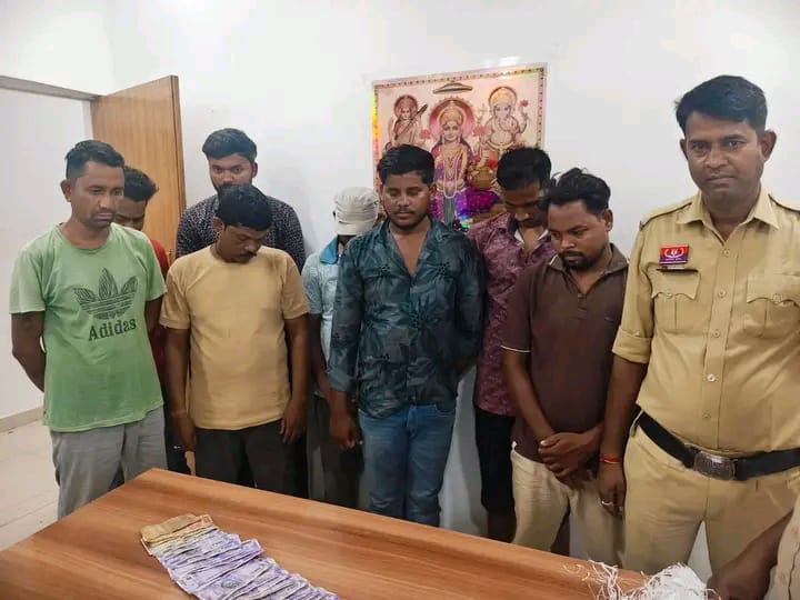 रायगढ़। जिले में अवैध जुआ-सट्टा के खिलाफ पुलिस की ताबड़तोड़ कार्रवाई जारी है। इसी क्रम में पुसौर पुलिस ने गढ़उमरिया स्थित आर.आर. एनर्जी के सामने चल रहे बड़े जुआ फड़ पर घेराबंदी कर छापा मारा और 8 जुआरियों को रंगे हाथों धर दबोचा।